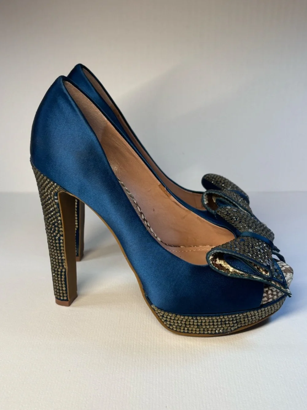 Vince Camuto Teal Blue Satin Rhinestone Bow Peep Toe Heels 6B Statement Pumps